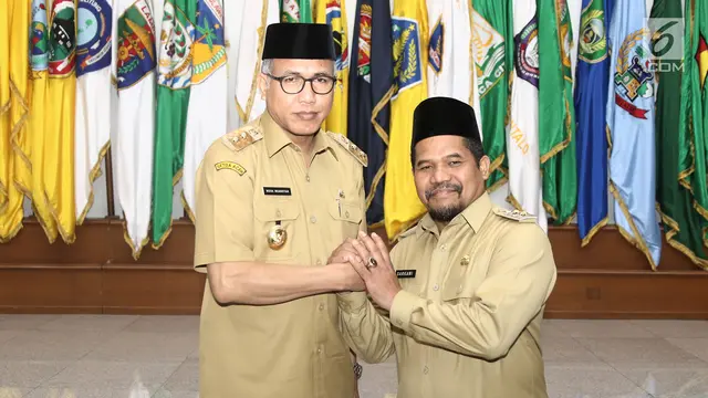 Bener Meriah, sebuah kabupaten yang terletak di provinsi Aceh, Indonesia, memang dikenal sebagai daerah yang kaya akan sumber daya alam. Dengan kondisi geografis yang beragam, Bener Meriah memiliki lahan yang subur dan iklim yang mendukung, menjadikannya tempat yang ideal untuk pertanian. Sejarah dan budaya masyarakat Bener Meriah turut menjadikan daerah ini kaya akan variasi pangan. Dalam artikel ini, kita akan membahas berbagai aspek mengenai pangan berlimpah di Bener Meriah, mulai dari potensi pertanian, keberagaman pangan lokal, inovasi dalam pengolahan makanan, hingga tantangan yang dihadapi dalam sektor pangan. Mari kita eksplorasi lebih dalam mengenai hikayat pangan berlimpah di Bener Meriah. 1. Potensi Pertanian di Bener Meriah Bener Meriah memiliki luas wilayah yang mencapai 1.958,98 km² dan dihuni oleh masyarakat yang mayoritas berprofesi sebagai petani. Tanah yang subur dan iklim yang mendukung memberikan potensi besar bagi pengembangan sektor pertanian. Salah satu komoditas unggulan di daerah ini adalah kopi Gayo, yang terkenal di tingkat nasional maupun internasional. Kopi Gayo memiliki cita rasa yang khas dan kualitas yang diakui, sehingga menjadi salah satu produk unggulan yang mendatangkan keuntungan bagi petani. Selain kopi, Bener Meriah juga dikenal sebagai penghasil berbagai tanaman pangan seperti padi, jagung, dan kedelai. Pertanian padi menjadi salah satu tumpuan hidup masyarakat, terutama di daerah yang memiliki sistem irigasi yang baik. Selain itu, masyarakat Bener Meriah juga mulai melakukan diversifikasi pertanian dengan menanam sayuran dan buah-buahan, termasuk cabai, tomat, dan berbagai jenis buah tropis. Kondisi geografis Bener Meriah yang terdiri dari dataran tinggi dan lembah menjadikan daerah ini cocok untuk pengembangan berbagai jenis tanaman. Di samping itu, keberadaan hutan dan lahan kritis yang dapat direhabilitasi memberikan peluang untuk pengembangan agroforestri yang lebih berkelanjutan. Melalui praktik pertanian yang ramah lingkungan, diharapkan dapat memaksimalkan potensi pertanian serta menjaga kelestarian alam. 1.1 Inisiatif Petani dan Teknologi Pertanian Inisiatif dari petani lokal dalam menerapkan teknologi pertanian modern sangat penting untuk meningkatkan hasil produksi. Penggunaan pupuk organik, pestisida alami, dan teknik budidaya yang efisien dapat membantu meningkatkan kualitas dan kuantitas hasil pertanian. Komunitas petani di Bener Meriah juga mulai bergabung dalam kelompok tani yang memungkinkan mereka untuk berbagi pengetahuan, pengalaman, dan sumber daya. Dengan dukungan dari pemerintah dan lembaga swadaya masyarakat, program penyuluhan pertanian juga semakin banyak dilakukan untuk meningkatkan produktivitas. Penerapan teknologi informasi dalam pemasaran produk pertanian juga mulai diterapkan oleh petani Bener Meriah. Melalui platform digital, petani dapat menjangkau pasar yang lebih luas dan mendapatkan harga yang lebih baik untuk produk mereka. Hal ini tidak hanya menguntungkan petani, tetapi juga memberikan akses bagi konsumen untuk mendapatkan produk lokal yang berkualitas. 2. Keberagaman Pangan Lokal Bener Meriah bukan hanya kaya akan komoditas utama seperti kopi dan padi, tetapi juga memiliki keberagaman pangan lokal yang sangat menarik. Masyarakat di daerah ini mengandalkan berbagai jenis makanan tradisional yang terbuat dari bahan-bahan lokal. Misalnya, umbi-umbian seperti singkong, ubi jalar, dan kentang menjadi bagian penting dari pola makan masyarakat. Makanan berbahan dasar umbi-umbian ini sering dijadikan sebagai makanan pendamping atau camilan yang lezat. Selain umbi-umbian, Bener Meriah juga memiliki berbagai jenis sayuran hijau yang tumbuh subur di lahan pertanian mereka. Sayuran seperti bayam, kangkung, dan sawi sering disajikan dalam berbagai masakan lokal. Keberagaman ini tidak hanya memberikan variasi dalam pola makan, tetapi juga mencerminkan kekayaan budaya dan adat istiadat masyarakat Bener Meriah. 2.1 Makanan Tradisional Makanan tradisional Bener Meriah seringkali menggabungkan bahan-bahan lokal dengan teknik memasak yang diwariskan dari generasi ke generasi. Salah satu hidangan khas yang terkenal adalah "Nasi Goreng Aceh," yang memiliki bumbu khas dan aroma yang menggugah selera. Selain itu, "Kari Aceh" juga menjadi salah satu hidangan yang banyak disukai, terutama saat perayaan atau acara penting. Keberagaman pangan lokal di Bener Meriah tidak hanya memberikan peluang bagi masyarakat untuk menikmati hidangan yang kaya rasa, tetapi juga mempromosikan potensi produk lokal. Festival pangan lokal dan lomba masakan tradisional sering diadakan untuk mengenalkan budaya dan kekayaan pangan Bener Meriah ke masyarakat luas. 3. Inovasi dalam Pengolahan Makanan Inovasi dalam pengolahan makanan menjadi salah satu faktor yang mendukung keberlanjutan sektor pangan di Bener Meriah. Masyarakat mulai beradaptasi dengan tren makanan modern tanpa meninggalkan nilai-nilai tradisional. Salah satu contoh inovasi adalah pengolahan kopi Gayo menjadi berbagai produk turunan, seperti kopi bubuk, kopi instan, dan bahkan makanan ringan berbasis kopi. Pelatihan dan workshop tentang pengolahan makanan juga sering diadakan untuk meningkatkan pengetahuan dan keterampilan masyarakat dalam menciptakan produk makanan yang berkualitas. Dengan memanfaatkan teknologi, masyarakat Bener Meriah mampu menciptakan produk pangan yang dapat bersaing di pasaran, baik nasional maupun internasional. 3.1 Pemanfaatan Produk Lokal Selain kopi, masyarakat Bener Meriah juga mulai menggali potensi produk lokal lainnya, seperti cokelat dari biji kakao dan produk olahan sayuran. Dengan pemanfaatan produk lokal ini, mereka dapat menciptakan lapangan kerja baru dan meningkatkan ekonomi lokal. Pengembangan produk olahan pangan juga memberikan dampak positif bagi ketahanan pangan dengan meningkatkan ketersediaan makanan berkualitas. Pemasaran produk olahan pangan dari Bener Meriah melalui platform online juga semakin berkembang. Konsumen semakin tertarik dengan produk-produk yang mengedepankan keaslian dan keberlanjutan, sehingga produk lokal Bener Meriah memiliki peluang besar untuk diterima di pasaran. 4. Tantangan dalam Sektor Pangan Namun, di balik potensi besar yang dimiliki, Bener Meriah juga menghadapi berbagai tantangan dalam sektor pangan. Salah satunya adalah perubahan iklim yang berdampak pada hasil pertanian. Cuaca yang tidak menentu, seperti hujan yang terlalu deras atau musim kemarau yang berkepanjangan, dapat mengganggu proses pertanian dan mengurangi hasil panen. 4.1 Masalah Infrastruktur dan Pemasaran Tantangan lain yang dihadapi adalah masalah infrastruktur dan aksesibilitas. Beberapa daerah di Bener Meriah masih sulit dijangkau, sehingga mempengaruhi distribusi hasil pertanian. Keterbatasan akses ke pasar juga menjadi kendala bagi petani untuk mendapatkan harga yang adil untuk produk mereka. Pemerintah dan pihak terkait perlu berkolaborasi untuk menciptakan solusi yang berkelanjutan, seperti pembangunan jalan, fasilitas penyimpanan, dan sistem distribusi yang efisien. Dengan demikian, diharapkan dapat meningkatkan daya saing produk lokal serta memfasilitasi petani dalam memasarkan hasil pertanian mereka.