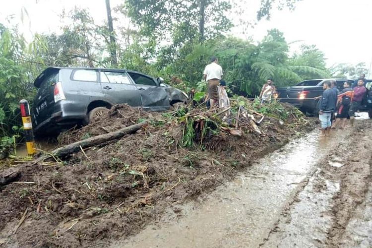 Bencana alam seperti longsor merupakan fenomena yang dapat terjadi kapan saja dan di mana saja, terutama di daerah pegunungan. Salah satu peristiwa yang baru-baru ini mengguncang masyarakat Aceh Utara adalah longsor yang terjadi di Kilometer 31 Gunung Salak. Longsor ini tidak hanya mengakibatkan putusnya akses menuju Bener Meriah, tetapi juga menyebabkan antrean kendaraan yang mencapai belasan kilometer. Dalam artikel ini, kita akan membahas secara mendalam mengenai peristiwa longsor ini, penyebab, dampak yang ditimbulkan, serta upaya penanganan yang dilakukan oleh pihak berwenang. 1. Penyebab Longsor di Km 31 Gunung Salak Longsor di Km 31 Gunung Salak tidak terjadi begitu saja. Ada beberapa faktor yang berkontribusi terhadap terjadinya bencana ini. Salah satunya adalah kondisi cuaca ekstrem yang melanda daerah tersebut. Aceh Utara dikenal dengan curah hujan yang tinggi, terutama pada musim penghujan. Hujan yang terus-menerus dapat mengurangi kestabilan tanah, sehingga meningkatkan risiko longsor. Selain faktor cuaca, aktivitas manusia juga menjadi penyebab potensial terjadinya longsor. Penebangan hutan secara ilegal, pembukaan lahan untuk pertanian, serta pembangunan infrastruktur tanpa mempertimbangkan aspek lingkungan dapat memperburuk keadaan. Ketika vegetasi hilang, kemampuan tanah untuk menahan air berkurang, sehingga menjadi lebih rentan terhadap longsor. Geologi daerah tersebut juga memegang peranan penting. Tanah yang terbuat dari lempung atau tanah berpasir lebih mudah longsor dibandingkan dengan tanah berbatu. Selain itu, struktur tanah yang tidak stabil akibat erosi juga dapat menjadi faktor penyebab longsor. Dalam hal ini, penting untuk melakukan survei geologi secara berkala untuk memahami potensi risiko yang ada. Kesadaran masyarakat akan pentingnya menjaga lingkungan juga harus ditingkatkan. Edukasi tentang cara-cara menjaga keseimbangan ekosistem dan keberlanjutan lingkungan sangat penting untuk mencegah terjadinya bencana serupa di masa depan. 2. Dampak Longsor terhadap Akses Transportasi Salah satu dampak paling serius dari longsor di Km 31 Gunung Salak adalah putusnya akses transportasi menuju Bener Meriah. Jalan yang tertutup tanah longsor membuat kendaraan tidak dapat melintas, sehingga memaksa pengendara untuk antre dalam jarak yang cukup jauh, mencapai belasan kilometer. Situasi ini menyebabkan banyak perjalanan dan aktivitas ekonomi terhambat, terutama bagi masyarakat yang bergantung pada akses transportasi tersebut. Antrean kendaraan yang panjang juga memunculkan berbagai masalah. Di satu sisi, penumpang dan pengendara merasa frustasi karena harus menunggu dalam waktu yang tidak pasti. Di sisi lain, situasi ini meningkatkan risiko kecelakaan lalu lintas, karena kendaraan yang terpaksa berhenti dalam posisi yang tidak aman. Apalagi jika hujan kembali turun, kondisi jalan yang licin dapat memperburuk situasi. Dampak ekonomi juga tidak bisa diabaikan. Dengan akses yang terputus, distribusi barang dan jasa menjadi terhambat, yang dapat menyebabkan lonjakan harga barang terutama kebutuhan pokok. Masyarakat yang biasanya melakukan transaksi perdagangan antardaerah juga terpaksa menghentikan aktivitasnya, yang pada gilirannya akan berdampak pada perekonomian lokal. Pihak berwenang perlu segera mengambil langkah-langkah untuk membuka kembali akses jalan tersebut. Pembersihan jalur dan perbaikan jalan harus dilakukan dengan cepat untuk meminimalkan dampak lebih lanjut terhadap masyarakat. 3. Upaya Penanganan oleh Pihak Berwenang Setelah terjadinya longsor, pihak berwenang, termasuk Badan Penanggulangan Bencana Daerah (BPBD) dan Dinas Pekerjaan Umum, segera mengerahkan tim untuk menangani situasi tersebut. Upaya pertama yang dilakukan adalah melakukan evaluasi terhadap lokasi longsor untuk menentukan besarnya kerusakan serta risiko lanjutannya. Pembersihan jalan menjadi prioritas utama. Alat berat dikerahkan untuk mengangkat material tanah dan batu yang menghalangi jalan. Tim penyelamat juga disiagakan untuk membantu pengendara yang terjebak dalam antrean. Proses pembersihan ini tentu memerlukan waktu, tergantung pada seberapa parah longsor yang terjadi. Selain itu, sosialisasi kepada masyarakat juga dilakukan. Pihak berwenang mengimbau masyarakat untuk tetap waspada terhadap potensi longsor lanjutan, terutama jika cuaca buruk kembali terjadi. Keberadaan posko pengamatan bencana juga menjadi penting untuk memantau situasi dan memberikan informasi terkini kepada masyarakat. Dalam jangka panjang, pemulihan infrastruktur harus menjadi perhatian. Pembangunan jalan yang lebih tahan terhadap bencana harus dipikirkan, termasuk penerapan teknik rekayasa sipil yang baik. Selain itu, program reboisasi dan pelestarian lingkungan juga perlu dilakukan untuk mencegah terulangnya bencana serupa di masa depan. 4. Pentingnya Kesadaran Lingkungan Longsor di Km 31 Gunung Salak merupakan pengingat bahwa kita harus lebih peka terhadap lingkungan. Kesadaran akan pentingnya menjaga ekosistem harus ditanamkan sejak dini, baik melalui pendidikan formal maupun kampanye lingkungan. Masyarakat perlu diberdayakan untuk memahami dampak negatif dari aktivitas yang merusak lingkungan, seperti penebangan hutan dan penggalian tanah sembarangan. Kegiatan reboisasi dapat menjadi salah satu solusi jangka panjang untuk mencegah longsor. Tanaman yang ditanam akan membantu menahan tanah dan menyerap air, sehingga mengurangi risiko longsor. Selain itu, edukasi mengenai teknik pertanian yang ramah lingkungan juga perlu digalakkan, agar masyarakat tidak hanya mengandalkan eksploitasi sumber daya alam semata. Pemerintah juga harus berperan aktif dalam menciptakan regulasi yang ketat terhadap praktik-praktik yang merusak lingkungan. Penegakan hukum bagi pelanggar yang melakukan penebangan liar atau pembukaan lahan tanpa izin harus dilakukan agar masyarakat lebih menghargai dan menjaga kelestarian lingkungan. Dengan meningkatkan kesadaran lingkungan, kita dapat bersama-sama mencegah terjadinya bencana alam yang dapat merugikan banyak pihak. Lingkungan yang sehat dan seimbang akan mendukung kehidupan yang lebih baik bagi generasi mendatang.