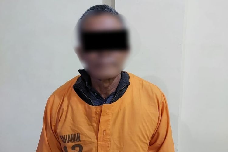 Kasus pelecehan seksual terhadap anak-anak merupakan isu serius yang terus menjadi perhatian masyarakat. Belum lama ini, sebuah kasus tragis terjadi di Bener Meriah, Aceh, di mana seorang anak Sekolah Dasar (SD) menjadi korban pelecehan seksual oleh tetangganya sendiri. Kasus ini menunjukkan betapa rentannya anak-anak terhadap tindakan keji dari orang-orang terdekat mereka. Artikel ini bertujuan untuk menggali lebih dalam mengenai kasus ini, mulai dari latar belakang, dampak yang ditimbulkan, respons masyarakat, hingga langkah-langkah pencegahan yang perlu dilakukan untuk melindungi anak-anak dari pelecehan seksual. 1. Latar Belakang Kasus Pelecehan Seksual di Bener Meriah Di Bener Meriah, Aceh, berita mengenai pelecehan seksual terhadap anak-anak bukanlah hal baru. Namun, ketika kasus ini melibatkan anak SD, dampaknya terasa lebih mendalam. Kasus ini bermula ketika seorang anak berusia 10 tahun melaporkan kepada orang tuanya bahwa dia telah menjadi korban pelecehan oleh seorang pria yang tinggal di dekat rumahnya. Investigasi lebih lanjut mengungkapkan bahwa pria tersebut sudah lama dikenal oleh keluarga anak tersebut, sehingga pelaku tidak menyangka akan ada tindakan keji yang dilakukan. Lingkungan sekitar juga berperan penting dalam menciptakan situasi yang aman atau berbahaya bagi anak-anak. Dalam banyak kasus, pelaku pelecehan seksual seringkali merupakan orang yang dikenal oleh korban, yang membuat anak-anak merasa nyaman dan aman. Hal ini menjadi tantangan besar dalam upaya pencegahan, karena anak-anak sering kali tidak menyadari bahwa mereka sedang berada dalam bahaya. Selain itu, faktor sosial dan ekonomi juga mempengaruhi bagaimana kasus ini ditangani. Di daerah pedesaan seperti Bener Meriah, stigma sosial terhadap korban pelecehan seksual masih sangat kuat. Banyak orang tua yang merasa malu untuk melaporkan kejadian tersebut, yang pada akhirnya dapat menghalangi penegakan hukum dan perlindungan bagi anak-anak. 2. Dampak Psikologis dan Fisik Bagi Korban Setiap tindakan pelecehan seksual memiliki dampak yang mendalam bagi korban, terutama jika yang menjadi korban adalah anak-anak. Dalam kasus yang terjadi di Bener Meriah ini, anak tersebut tidak hanya mengalami trauma fisik tetapi juga mental yang berkepanjangan. Dampak psikologis bisa berupa ketakutan, kecemasan, atau bahkan depresi yang dapat mempengaruhi perkembangan mental anak tersebut. Dari segi fisik, pelecehan seksual dapat meninggalkan bekas yang tidak terlihat, seperti luka batin yang sulit untuk disembuhkan. Anak yang menjadi korban mungkin akan mengalami kesulitan dalam berinteraksi dengan teman-teman sebayanya, dan hal ini dapat mengganggu proses belajar di sekolah. Rasa percaya diri anak juga bisa hancur, yang mengakibatkan mereka merasa tidak aman dalam lingkungan sosial. Penting untuk memberikan dukungan psikologis yang tepat bagi anak-anak yang menjadi korban. Konseling dan terapi merupakan langkah yang dapat membantu anak untuk memproses pengalaman traumatis dan belajar untuk mengatasi rasa sakit yang mereka alami. Keluarga juga berperan penting dalam memberikan dukungan emosional agar anak merasa diterima dan dicintai. 3. Respons Masyarakat dan Penegakan Hukum Ketika kasus ini terungkap, respons masyarakat di Bener Meriah sangat beragam. Di satu sisi, ada kepedulian yang tinggi dari warga setempat yang merasa marah dan sedih atas apa yang terjadi. Banyak orang yang menginginkan pelaku dihukum berat agar memberikan efek jera bagi pelaku lain. Namun, masih ada stigma yang menyelimuti korban, di mana sebagian masyarakat justru menyalahkan anak dan keluarganya, berpandangan bahwa mereka seharusnya lebih waspada. Penegakan hukum dalam kasus pelecehan seksual masih menjadi tantangan di banyak daerah, termasuk Bener Meriah. Proses hukum sering kali lambat, dan banyak keluarga yang merasa putus asa ketika berhadapan dengan birokrasi. Hal ini sering kali mengakibatkan korban dan keluarganya tidak mendapatkan keadilan yang layak. Satu hal yang perlu diperhatikan adalah pentingnya edukasi masyarakat tentang hak-hak anak dan pentingnya melindungi mereka. Masyarakat perlu diberdayakan untuk memahami apa yang harus dilakukan jika mereka menyaksikan atau mendengar tentang tindakan pelecehan seksual. Kesadaran ini sangat penting untuk menciptakan lingkungan yang aman bagi anak-anak. 4. Langkah-langkah Pencegahan yang Dapat Dilakukan Pencegahan pelecehan seksual terhadap anak-anak harus menjadi prioritas bagi semua pihak, mulai dari pemerintah, lembaga pendidikan, hingga masyarakat umum. Salah satu langkah awal yang dapat dilakukan adalah dengan memberikan pendidikan seks yang tepat kepada anak-anak. Anak-anak perlu diajarkan tentang batasan tubuh mereka dan bagaimana cara melindungi diri dari potensi bahaya. Selain itu, orang tua juga perlu lebih proaktif dalam mengawasi pergaulan anak-anak mereka. Berbicara secara terbuka tentang masalah pelecehan seksual dapat membantu anak-anak merasa lebih nyaman untuk melaporkan jika mereka mengalami atau menyaksikan tindakan yang mencurigakan. Pemerintah juga memiliki peran penting dalam menyediakan layanan dukungan bagi korban dan keluarga, termasuk akses ke konseling dan terapi. Ini akan membantu anak-anak untuk pulih dari trauma dan kembali menjalani kehidupan normal mereka. Kampanye kesadaran publik juga perlu dilakukan untuk mengedukasi masyarakat tentang tanda-tanda pelecehan dan langkah-langkah yang harus diambil jika mereka menemui kasus serupa.