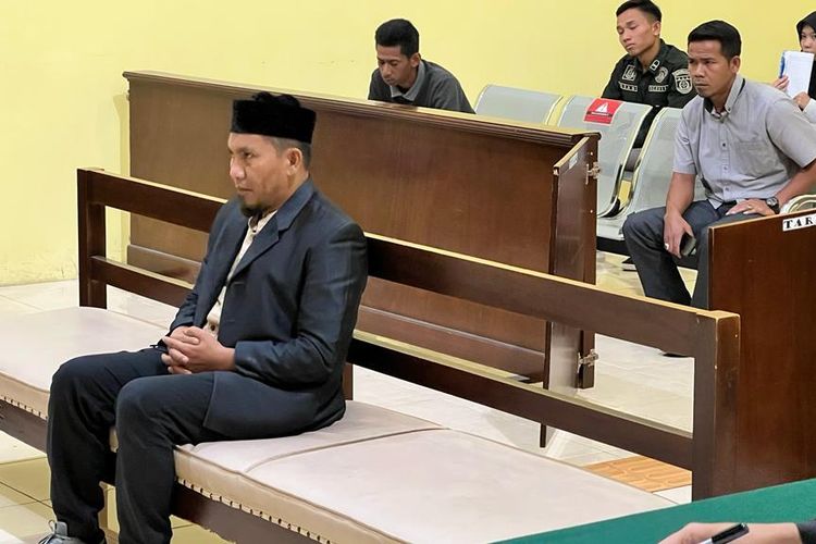 Kasus penjualan kulit harimau yang melibatkan eks Bupati Bener Meriah, Aceh, mengguncang perhatian publik dalam beberapa waktu terakhir. Tindakan ilegal ini bukan hanya melanggar hukum, tetapi juga menggambarkan tantangan yang dihadapi dalam upaya konservasi spesies langka. Harimau Sumatera, yang merupakan salah satu subspesies harimau yang terancam punah, semakin terancam akibat perburuan dan perdagangan ilegal. Dalam artikel ini, kita akan mendalami kasus penjualan kulit harimau ini, bagaimana hukum bekerja, serta dampak dari tindakan tersebut terhadap lingkungan dan masyarakat. 1. Latar Belakang Kasus Penjualan Kulit Harimau Kasus ini berawal dari penangkapan eks Bupati Bener Meriah yang terlibat dalam jaringan perdagangan ilegal kulit harimau. Pada awalnya, informasi seputar aktivitasnya berhasil dihimpun oleh pihak kepolisian yang kemudian melakukan penyelidikan. Penjualan kulit harimau adalah tindakan yang sangat melanggar hukum di Indonesia, diatur dalam Undang-Undang No. 5 Tahun 1990 tentang Konservasi Sumber Daya Alam Hayati dan Ekosistemnya. Produk dari satwa dilindungi, seperti kulit harimau, tidak hanya dilarang untuk diperjualbelikan, tetapi juga menjadi simbol dari kerusakan ekosistem yang lebih luas. Proses penyelidikan berhasil mengungkap tak hanya individu tersebut tetapi juga jaringan yang lebih besar di balik perdagangan ilegal ini. Dalam banyak kasus, perdagangan satwa liar melibatkan banyak pihak dan bukan hanya sekadar individu. Penangkapan ini menunjukkan pentingnya upaya kolaboratif antara pemerintah dan masyarakat dalam mengatasi masalah konservasi. Pengacara eks Bupati ini berargumen bahwa kliennya tidak tahu bahwa perdagangan tersebut adalah ilegal, namun fakta bahwa kulit harimau tersebut ada di tangannya sudah cukup untuk menimbulkan pertanyaan serius tentang tanggung jawab individu dalam menjaga lingkungan. Hukum tidak mengenal pembelaan semacam itu, terutama ketika berkaitan dengan spesies yang terancam punah. 2. Proses Hukum dan Sanksi yang Diterima Setelah penyelidikan yang mendalam, eks Bupati Bener Meriah akhirnya dihadapkan ke pengadilan. Proses hukum ini menjadi sorotan publik, terutama mengingat status sosial dan politiknya yang cukup tinggi. Dalam persidangan, bukti-bukti kuat dihadirkan, termasuk barang bukti berupa kulit harimau yang dijadikan sebagai alat untuk membuktikan kesalahannya. Hakim akhirnya menjatuhkan hukuman penjara selama 1,5 tahun kepada eks Bupati tersebut. Sanksi ini dianggap sebagai langkah yang tegas dari pengadilan untuk memberikan sinyal kepada masyarakat bahwa tindakan ilegal tidak akan ditoleransi, terlepas dari siapa pelakunya. Hukuman ini menuai beragam reaksi dari masyarakat; ada yang menyambutnya sebagai langkah positif dalam menjaga kelestarian satwa langka, sementara yang lain merasa hukuman tersebut masih terlalu ringan mengingat dampak besar yang ditimbulkan oleh perdagangan satwa liar. Beberapa kalangan berpendapat bahwa hukuman yang lebih berat perlu dijatuhkan untuk memberikan efek jera kepada pelaku lainnya. 3. Dampak Lingkungan dan Sosial dari Perdagangan Kulit Harimau Perdagangan ilegal satwa liar, termasuk kulit harimau, memiliki dampak yang sangat besar terhadap ekosistem dan lingkungan. Harimau adalah predator puncak yang berperan penting dalam menjaga keseimbangan ekosistem. Ketika populasi mereka berkurang, akan ada dampak berantai terhadap spesies lain dan ekosistem secara keseluruhan. Perdagangan kulit harimau tidak hanya merusak populasi harimau, tetapi juga mendorong masyarakat untuk terlibat dalam praktik yang merugikan lingkungan. Masyarakat lokal mungkin tergoda untuk berburu dan menjual bagian-bagian tubuh satwa langka demi mendapatkan uang cepat. Ini menjadi lingkaran setan yang sulit diputus, di mana kebutuhan ekonomi bertabrakan dengan nilai konservasi. Secara sosial, perdagangan ilegal ini juga menciptakan ketidakadilan. Banyak masyarakat yang terlibat dalam aktivitas ilegal ini hidup dalam kemiskinan, dan mereka sering kali tidak memiliki alternatif pendapatan yang layak. Oleh karena itu, sangat penting untuk mengedukasi masyarakat tentang konservasi dan memberikan solusi yang berkelanjutan, seperti pelatihan keterampilan atau peningkatan akses pasar bagi produk lokal yang ramah lingkungan. 4. Upaya Konservasi dan Perlindungan Satwa Liar Menanggapi ancaman terhadap satwa liar, berbagai organisasi lingkungan dan pemerintah telah bekerja keras untuk menerapkan program konservasi. Beberapa inisiatif mencakup penguatan hukum, penyuluhan kepada masyarakat, serta program pemulihan habitat. Organisasi non-pemerintah juga berperan aktif dalam memberikan edukasi kepada masyarakat tentang pentingnya melindungi satwa liar. Program-program ini sering kali melibatkan masyarakat lokal dalam upaya konservasi, agar mereka merasa memiliki tanggung jawab bersama dalam menjaga kelestarian lingkungan. Tindakan tegas seperti penegakan hukum terhadap eks Bupati ini diharapkan dapat memberikan efek positif dalam upaya melindungi spesies yang terancam punah. Namun, tantangan masih ada, dan diperlukan kerjasama yang lebih luas antara pemerintah, masyarakat, dan organisasi non-pemerintah untuk menciptakan masa depan di mana satwa liar dan manusia dapat hidup berdampingan secara harmonis.