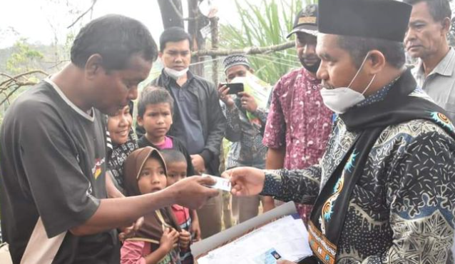 Viral di Medsos Satu Keluarga Tinggal di Tenda Terpal Reyot, Pemkab Bener Meriah Santuni Beri KTP dan KK