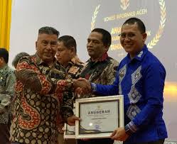 Kabupaten Bener Meriah, yang terletak di Provinsi Aceh, merupakan salah satu daerah yang kaya akan potensi sumber daya alam dan budaya. Dalam era digital saat ini, sistem informasi kota atau kabupaten menjadi sangat penting untuk mendukung pengelolaan dan pembangunan daerah. Sistem informasi ini tidak hanya membantu pemerintah dalam mengambil keputusan yang tepat, tetapi juga memberikan kemudahan bagi masyarakat untuk mengakses informasi yang dibutuhkan. Artikel ini akan membahas lebih dalam mengenai sistem informasi di Kabupaten Bener Meriah dengan empat sub judul yang mencakup sejarah dan perkembangan sistem informasi, aplikasi teknologi dalam sistem informasi, tantangan yang dihadapi, serta manfaat dari sistem informasi bagi masyarakat dan pemerintah daerah. 1. Sejarah dan Perkembangan Sistem Informasi di Kabupaten Bener Meriah Sejarah sistem informasi di Kabupaten Bener Meriah dapat ditelusuri sejak pembentukannya sebagai kabupaten otonom pada tahun 2003. Sebelumnya, wilayah ini merupakan bagian dari Kabupaten Aceh Tengah. Sejak itu, pemerintah daerah mulai menyadari pentingnya pengelolaan data dan informasi dalam proses pembangunan dan pelayanan publik. Langkah awal yang diambil adalah mengembangkan infrastruktur teknologi informasi yang mendukung pengumpulan, pengolahan, dan distribusi data. Pada tahun-tahun awal, sistem informasi yang ada masih bersifat sederhana, dengan banyak data yang dikelola secara manual. Namun, seiring dengan perkembangan teknologi dan semakin meningkatnya kebutuhan akan informasi yang akurat dan cepat, pemerintah daerah mulai berinvestasi dalam sistem informasi yang lebih canggih. Salah satu langkah besar adalah pengembangan Sistem Informasi Manajemen Daerah (SIMDA) yang memungkinkan pemerintah untuk mengelola berbagai data, seperti data demografis, ekonomi, sosial, dan lingkungan. Implementasi SIMDA di Bener Meriah tidak terlepas dari pelatihan dan penguatan kapasitas sumber daya manusia. Pemerintah daerah berupaya untuk meningkatkan kemampuan pegawai dalam menggunakan teknologi informasi, sehingga sistem informasi dapat dimanfaatkan secara optimal. Melalui berbagai pelatihan dan workshop, diharapkan pegawai dapat memahami dan mengoperasikan sistem dengan baik. Seiring berjalannya waktu, Bener Meriah juga mulai mengintegrasikan sistem informasi dengan layanan publik. Misalnya, pengembangan aplikasi e-Government yang memungkinkan masyarakat untuk mengakses layanan pemerintah secara online. Dengan adanya aplikasi ini, masyarakat dapat mengajukan permohonan, melihat informasi tentang layanan, dan mengakses data publik dengan lebih mudah. Hal ini menciptakan transparansi dan akuntabilitas dalam pemerintahan. Dengan melihat perjalanan panjang dalam pengembangan sistem informasi, Kabupaten Bener Meriah kini telah berada di jalur yang baik untuk memanfaatkan teknologi dalam pengelolaan pemerintahan dan pelayanan publik. Meskipun masih terdapat tantangan yang harus dihadapi, langkah-langkah yang diambil menunjukkan komitmen yang kuat dari pemerintah daerah untuk terus berinovasi dan meningkatkan kualitas layanan. 2. Aplikasi Teknologi dalam Sistem Informasi Pemerintahan Teknologi informasi memiliki peranan yang sangat penting dalam pengelolaan sistem informasi di Kabupaten Bener Meriah. Adopsi teknologi modern telah membuka peluang bagi pemerintah untuk meningkatkan efektivitas dan efisiensi dalam pelaksanaan tugas dan tanggung jawabnya. Salah satu aplikasi teknologi yang telah diterapkan adalah sistem informasi geografis (GIS), yang membantu dalam pemetaan dan analisis data spasial. Dengan menggunakan GIS, pemerintah daerah dapat melakukan analisis lebih mendalam terkait perencanaan tata ruang, pemanfaatan sumber daya alam, dan mitigasi bencana. Misalnya, dalam konteks pertanian, GIS dapat digunakan untuk memetakan potensi lahan pertanian dan menentukan jenis tanaman yang sesuai dengan kondisi tanah dan iklim di Bener Meriah. Hal ini sangat membantu dalam pengambilan keputusan yang berdampak langsung pada peningkatan hasil pertanian. Selain GIS, Kabupaten Bener Meriah juga telah menerapkan sistem informasi berbasis web untuk mempermudah akses informasi bagi masyarakat. Melalui portal informasi publik, masyarakat dapat mengakses data dan informasi yang berkaitan dengan pemerintahan, layanan publik, dan pembangunan daerah. Ini tidak hanya meningkatkan transparansi, tetapi juga mengedukasi masyarakat tentang hak dan kewajiban mereka sebagai warga negara. Penerapan aplikasi mobile juga menjadi salah satu inovasi yang signifikan. Dengan adanya aplikasi mobile, masyarakat dapat dengan mudah mengakses informasi layanan publik, melaporkan masalah, dan memberikan saran kepada pemerintah. Misalnya, jika ada kerusakan infrastruktur seperti jalan atau jembatan, masyarakat dapat langsung melaporkan melalui aplikasi, yang kemudian akan diteruskan ke instansi terkait untuk ditindaklanjuti. Pentingnya penggunaan teknologi dalam sistem informasi pemerintahan tidak hanya terletak pada kemudahan akses, tetapi juga pada pengambilan keputusan yang lebih cepat dan tepat. Dengan data yang akurat dan real-time, pemerintah dapat membuat kebijakan yang lebih responsif terhadap kebutuhan masyarakat. Oleh karena itu, pengembangan aplikasi teknologi dalam sistem informasi di Kabupaten Bener Meriah harus terus didorong dan ditingkatkan. 3. Tantangan dalam Mengimplementasikan Sistem Informasi Meskipun banyak kemajuan telah dicapai dalam pengembangan sistem informasi di Kabupaten Bener Meriah, terdapat berbagai tantangan yang harus dihadapi. Salah satu tantangan utama adalah keterbatasan sumber daya manusia yang memiliki kompetensi dalam bidang teknologi informasi. Banyak pegawai pemerintah yang belum memiliki pengetahuan dan keterampilan yang memadai untuk mengoperasikan sistem informasi secara efektif. Selain itu, infrastruktur teknologi yang masih perlu diperbaiki juga menjadi kendala. Di beberapa daerah terpencil, akses internet yang terbatas menghambat implementasi sistem informasi yang optimal. Masyarakat di daerah tersebut mungkin tidak dapat mengakses informasi yang tersedia secara online, sehingga mengurangi efektivitas sistem informasi itu sendiri. Tantangan lain adalah terkait dengan integrasi data. Banyak instansi di Bener Meriah yang masih menyimpan data secara terpisah dan tidak terintegrasi. Hal ini menyebabkan kesulitan dalam pengumpulan dan analisis data yang komprehensif. Sebagai contoh, jika data kesehatan, pendidikan, dan ekonomi tidak terintegrasi, maka pemerintah kesulitan untuk merumuskan kebijakan yang holistik dan berbasis data. Permasalahan keamanan data juga menjadi perhatian serius. Dengan semakin banyaknya data yang dikelola secara digital, ancaman terhadap keamanan informasi, seperti kebocoran data dan serangan siber, menjadi semakin meningkat. Oleh karena itu, penting bagi pemerintah untuk mengimplementasikan kebijakan keamanan yang ketat serta melakukan pelatihan kepada pegawai tentang pentingnya menjaga keamanan data. Terakhir, kesadaran dan partisipasi masyarakat dalam menggunakan sistem informasi juga menjadi tantangan. Masyarakat perlu diedukasi tentang pentingnya sistem informasi dan bagaimana cara mengaksesnya. Tanpa dukungan dan partisipasi aktif dari masyarakat, tujuan dari pengembangan sistem informasi tidak akan tercapai secara maksimal. 4. Manfaat Sistem Informasi bagi Masyarakat dan Pemerintah Daerah Sistem informasi yang baik memberikan banyak manfaat bagi masyarakat dan pemerintah daerah. Pertama-tama, bagi masyarakat, sistem informasi memungkinkan akses yang lebih mudah dan cepat terhadap informasi yang dibutuhkan. Masyarakat dapat memperoleh informasi tentang layanan publik, program pemerintah, dan kegiatan pembangunan yang sedang berlangsung. Hal ini meningkatkan keterlibatan masyarakat dalam proses pengambilan keputusan dan pembangunan daerah. Selain itu, sistem informasi membantu dalam meningkatkan transparansi dan akuntabilitas pemerintahan. Dengan adanya portal informasi publik, masyarakat dapat dengan mudah memantau penggunaan anggaran dan pelaksanaan program pemerintah. Ini menciptakan kepercayaan antara pemerintah dan masyarakat, yang sangat penting untuk menciptakan hubungan yang sehat. Bagi pemerintah daerah, sistem informasi menjadi alat yang efektif untuk perencanaan dan pengambilan keputusan. Dengan data yang akurat dan terintegrasi, pemerintah dapat merumuskan kebijakan yang lebih tepat sasaran dan responsif terhadap kebutuhan masyarakat. Misalnya, dalam konteks pengembangan infrastruktur, pemerintah dapat menganalisis data demografis dan sosial untuk menentukan prioritas pembangunan yang harus dilakukan. Manfaat lain dari sistem informasi adalah meningkatkan efisiensi operasional pemerintah. Dengan adanya sistem yang terintegrasi, proses administrasi menjadi lebih cepat dan mudah, sehingga pegawai dapat fokus pada tugas-tugas yang lebih strategis. Penggunaan teknologi juga mengurangi kemungkinan kesalahan manusia dan meningkatkan keakuratan data yang dikelola. Dalam konteks penanggulangan bencana, sistem informasi juga berperan penting. Data yang akurat dan real-time dapat membantu pemerintah dalam merespons bencana dengan cepat dan efektif. Informasi tentang daerah rawan bencana, populasi yang terdampak, dan sumber daya yang tersedia sangat penting dalam merencanakan tindakan darurat. Secara keseluruhan, sistem informasi di Kabupaten Bener Meriah memberikan dampak positif yang signifikan baik bagi masyarakat maupun pemerintah. Namun, untuk memaksimalkan manfaat tersebut, pemerintah perlu terus melakukan inovasi dan memperbaiki infrastruktur serta kapasitas sumber daya manusia.