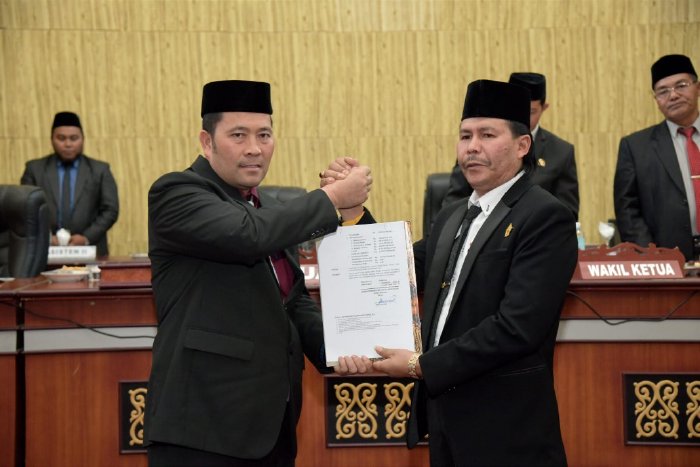 Dewan Perwakilan Rakyat Kabupaten (DPRK) Bener Meriah baru saja menyetujui Rancangan Peraturan tentang Anggaran Pendapatan dan Belanja Kabupaten (Raqan APBK) untuk Tahun Anggaran 2024. Keputusan ini diambil dalam sebuah rapat pleno yang melibatkan anggota DPRK dan pihak eksekutif. Proses pengesahan Raqan APBK merupakan langkah penting untuk menentukan arah dan kebijakan pembangunan daerah dalam tahun anggaran mendatang. Dengan adanya Raqan ini, pemerintah daerah Bener Meriah diharapkan mampu mengoptimalkan penggunaan anggaran untuk berbagai program dan kegiatan yang berdampak positif bagi masyarakat. Artikel ini akan membahas secara mendalam mengenai pengesahan Raqan APBK, struktur dan rincian anggaran, serta dampaknya terhadap masyarakat Bener Meriah. 1. Proses Pengesahan Raqan APBK Bener Meriah Proses pengesahan Raqan APBK Bener Meriah tidaklah singkat; melainkan melalui serangkaian tahapan yang melibatkan diskusi dan pertimbangan matang dari semua pihak. Rapat pleno yang dilaksanakan di ruang sidang DPRK dihadiri oleh seluruh anggota dewan, kepala daerah, serta perwakilan dari instansi pemerintah. Dalam rapat tersebut, diajukan berbagai usulan dan masukan dari anggota dewan mengenai prioritas program yang harus didanai dalam tahun anggaran 2024. Selama proses tersebut, dilakukan pembahasan mendalam mengenai kebutuhan masyarakat serta potensi sumber daya daerah. Anggota DPRK melakukan kunjungan lapangan untuk mendapatkan informasi langsung mengenai kondisi dan kebutuhan di berbagai sektor, mulai dari pendidikan, kesehatan, infrastruktur, hingga pertanian. Semua informasi tersebut menjadi penting dalam menyusun anggaran yang tepat sasaran. Selain itu, dalam proses pengesahan Raqan APBK ini, terdapat interaksi yang intens antara eksekutif dan legislatif. Kepala daerah menyampaikan visi dan misi pembangunan yang ingin dicapai dalam tahun anggaran 2024, sedangkan anggota dewan memberikan masukan berdasarkan aspirasi masyarakat. Dalam hal ini, keterbukaan dalam komunikasi antara dua lembaga pemerintah tersebut menjadi kunci untuk mencapai kesepakatan yang saling menguntungkan. Setelah melalui proses pembahasan yang panjang, akhirnya Raqan APBK Bener Meriah disetujui dengan persetujuan mayoritas anggota dewan. Pengesahan ini menjadi simbol komitmen bersama dalam memajukan daerah dan meningkatkan kesejahteraan masyarakat. Dengan adanya Raqan yang telah disetujui, pemerintah daerah dapat segera mengambil langkah nyata dalam pelaksanaan program-program yang telah direncanakan. 2. Rincian Anggaran dalam Raqan APBK Bener Meriah Tahun 2024 Raqan APBK Bener Meriah Tahun Anggaran 2024 mencakup berbagai aspek yang krusial dalam pembangunan daerah. Dalam dokumen anggaran tersebut, terdapat rincian pendapatan dan belanja yang jelas, yang dirancang untuk memastikan penggunaan dana publik yang efektif dan efisien. Pendapatan daerah terdiri dari berbagai sumber, termasuk pajak daerah, retribusi, dan dana perimbangan dari pemerintah pusat. Jumlah total pendapatan yang dianggarkan untuk tahun 2024 menunjukkan peningkatan dibandingkan tahun sebelumnya, yang mencerminkan pertumbuhan ekonomi dan potensi yang semakin baik di Bener Meriah. Pemda juga berupaya untuk memaksimalkan potensi pendapatan dari sektor pariwisata dan usaha mikro, kecil, dan menengah (UMKM). Di sisi belanja, Raqan APBK mencantumkan alokasi untuk berbagai sektor, seperti pendidikan, kesehatan, infrastruktur, dan perlindungan sosial. Sektor pendidikan mendapatkan porsi yang cukup besar, mengingat pentingnya peningkatan kualitas pendidikan bagi generasi penerus. Program-program seperti peningkatan fasilitas sekolah, pelatihan guru, dan pemberian beasiswa untuk siswa berprestasi menjadi prioritas dalam anggaran ini. Selain itu, sektor kesehatan juga mendapatkan perhatian serius, dengan alokasi anggaran untuk peningkatan fasilitas kesehatan, pengadaan alat medis, dan program-program kesehatan masyarakat. Pemerintah daerah berkomitmen untuk meningkatkan akses layanan kesehatan, terutama di daerah-daerah terpencil, guna memastikan semua masyarakat mendapatkan layanan yang layak. Infrastruktur menjadi salah satu fokus utama dalam Raqan APBK, dengan rencana pembangunan jalan, jembatan, dan sarana transportasi yang lebih baik. Hal ini bertujuan untuk mendukung konektivitas antar wilayah dan mempermudah akses masyarakat terhadap layanan publik. Dalam Raqan ini, juga terdapat alokasi untuk program perlindungan sosial, yang ditujukan untuk membantu masyarakat yang terdampak oleh berbagai kondisi sosial dan ekonomi. Program-program bantuan sosial, pelatihan kerja, dan pemberdayaan masyarakat menjadi bagian dari upaya untuk mengurangi angka kemiskinan di Bener Meriah. Dengan rincian anggaran yang komprehensif ini, diharapkan Raqan APBK Bener Meriah Tahun Anggaran 2024 dapat menciptakan dampak positif yang signifikan bagi masyarakat. 3. Dampak Raqan APBK terhadap Masyarakat Bener Meriah Pengesahan Raqan APBK Bener Meriah Tahun Anggaran 2024 diharapkan dapat memberikan dampak positif yang signifikan bagi masyarakat. Salah satu dampak utama adalah peningkatan kualitas hidup masyarakat melalui berbagai program dan kegiatan yang didanai dalam anggaran. Dengan alokasi anggaran yang memadai untuk sektor pendidikan, diharapkan kualitas pendidikan di Bener Meriah dapat meningkat. Peningkatan fasilitas sekolah dan pelatihan guru akan berkontribusi pada pencapaian pendidikan yang lebih baik, sehingga dapat menghasilkan generasi yang kompeten dan siap bersaing di dunia kerja. Dalam jangka panjang, hal ini akan berdampak pada peningkatan sumber daya manusia yang berkualitas di daerah tersebut. Selain pendidikan, sektor kesehatan juga akan mendapatkan manfaat dari Raqan APBK ini. Dengan adanya peningkatan fasilitas kesehatan dan layanan kesehatan yang lebih baik, masyarakat akan lebih mudah mengakses layanan kesehatan yang berkualitas. Hal ini penting, terutama dalam situasi pandemi atau krisis kesehatan lainnya, di mana kebutuhan akan layanan kesehatan yang handal menjadi sangat penting. Dari segi infrastruktur, alokasi anggaran untuk pembangunan jalan dan jembatan akan meningkatkan konektivitas antarwilayah. Hal ini tidak hanya mempermudah mobilitas masyarakat, tetapi juga mendukung pengembangan ekonomi lokal. Akses yang lebih baik akan mendorong pertumbuhan sektor pariwisata dan UMKM, yang pada gilirannya dapat menciptakan lapangan kerja baru bagi masyarakat. Program perlindungan sosial yang diusulkan dalam Raqan APBK juga akan memberikan dampak signifikan bagi masyarakat yang rentan. Dengan adanya bantuan sosial dan pelatihan kerja, diharapkan masyarakat yang mengalami kesulitan ekonomi dapat mendapatkan dukungan yang diperlukan untuk bangkit dari keterpurukan mereka. Ini adalah langkah penting dalam mengurangi angka kemiskinan dan meningkatkan kesejahteraan masyarakat secara keseluruhan. Dengan demikian, pengesahan Raqan APBK Bener Meriah Tahun Anggaran 2024 diharapkan bukan hanya sebagai sebuah dokumen formal, tetapi sebagai peta jalan untuk pembangunan dan kemajuan bagi seluruh masyarakat Bener Meriah. 4. Tantangan dan Harapan dalam Pelaksanaan Raqan APBK 2024 Meskipun Raqan APBK Bener Meriah Tahun Anggaran 2024 telah disetujui, pelaksanaan anggaran tersebut tidaklah tanpa tantangan. Salah satu tantangan utama adalah bagaimana mengoptimalkan penggunaan anggaran agar sesuai dengan rencana dan tidak terjadi pemborosan. Oleh karena itu, pemantauan dan evaluasi yang ketat perlu dilakukan untuk memastikan setiap program berjalan sesuai dengan yang diharapkan. Tantangan lainnya adalah mengatasi keterbatasan sumber daya manusia dan infrastruktur yang ada. Meskipun anggaran telah disusun dengan baik, tanpa dukungan dari sumber daya manusia yang kompeten dan infrastruktur yang memadai, pelaksanaan program-program tersebut bisa terhambat. Oleh karena itu, peningkatan kapasitas SDM dan infrastruktur pendukung menjadi sangat penting untuk memastikan keberhasilan pelaksanaan anggaran. Harapan besar juga disematkan pada partisipasi masyarakat dalam pengawasan dan evaluasi pelaksanaan Raqan APBK. Dengan adanya keterlibatan masyarakat, diharapkan setiap program yang dilaksanakan dapat lebih transparan dan akuntabel. Masyarakat dapat memberikan masukan dan saran terkait pelaksanaan program, sehingga dapat menciptakan sinergi antara pemerintah dan masyarakat dalam menjalankan pembangunan. Selain itu, harapan untuk keberlanjutan program juga perlu diperhatikan. Pemerintah daerah diharapkan dapat menyusun rencana jangka panjang yang tidak hanya berfokus pada tahun anggaran 2024, tetapi juga pada tahun-tahun berikutnya. Dengan strategi yang tepat, keberlanjutan dari setiap program dapat terjamin, sehingga dampak positif bagi masyarakat dapat dirasakan lebih lama. Dengan segala tantangan dan harapan ini, pelaksanaan Raqan APBK Bener Meriah Tahun Anggaran 2024 diharapkan dapat berjalan lancar dan memberikan manfaat maksimal bagi seluruh masyarakat.