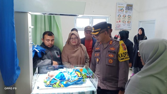 Kasus pembuangan bayi perempuan di Masjid Bener Meriah menjadi sorotan publik dan menimbulkan banyak pertanyaan tentang kondisi sosial yang melatarbelakanginya. Di tengah masyarakat yang seharusnya memiliki nilai-nilai kemanusiaan yang tinggi, insiden seperti ini mencerminkan adanya permasalahan yang lebih dalam dan kompleks. Ibu bayi tersebut, yang masih dicari, memberikan gambaran tentang berbagai faktor yang mendorong seseorang untuk mengambil keputusan yang ekstrem. Dalam artikel ini, kita akan membahas lebih lanjut mengenai insiden ini, mulai dari latar belakang peristiwa, reaksi masyarakat, hingga upaya pihak berwenang dalam menemukan orang tua bayi tersebut. 1. Latar Belakang Kasus Pembuangan Bayi Pembuangan bayi adalah fenomena yang meresahkan di banyak negara, termasuk Indonesia. Kasus di Masjid Bener Meriah ini bukanlah yang pertama dan menunjukkan adanya masalah sosial yang mendesak untuk ditangani. Dalam beberapa tahun terakhir, angka pembuangan bayi meningkat, dan ini sering kali terkait dengan beberapa faktor, seperti pendidikan, ekonomi, dan tekanan sosial. Salah satu faktor utama yang sering muncul adalah pendidikan. Banyak remaja perempuan di daerah pedesaan yang tidak mendapatkan pendidikan seks yang memadai, sehingga mereka tidak siap menghadapi konsekuensi dari hubungan di luar nikah. Selain itu, stigma sosial terhadap kehamilan di luar nikah membuat mereka merasa tertekan dan terpaksa untuk menyembunyikan kehamilan mereka sampai pada titik di mana mereka tidak bisa lagi menyembunyikannya, yang pada akhirnya mengarah pada tindakan pembuangan. Faktor ekonomi juga berperan penting. Di banyak kasus, keluarga tidak mampu untuk membesarkan anak, baik karena keterbatasan finansial maupun karena mereka merasa tidak siap untuk menjadi orang tua. Di tengah kesulitan ekonomi yang melanda banyak keluarga, melahirkan anak di luar nikah sering kali dianggap sebagai beban yang tidak dapat ditanggung. Tekanan sosial dari komunitas juga sangat besar. Dalam masyarakat yang konservatif, kehamilan di luar nikah dapat memicu aib dan penghinaan, tidak hanya bagi perempuan yang hamil tetapi juga bagi keluarganya. Hal ini sering kali mendorong individu untuk mengambil langkah-langkah yang drastis, seperti pembuangan, daripada menghadapi konsekuensi sosial yang berat. Dengan memahami latar belakang ini, kita dapat melihat bahwa kasus pembuangan bayi di Masjid Bener Meriah adalah bagian dari masalah yang lebih besar yang membutuhkan perhatian serius dari masyarakat dan pemerintah. 2. Reaksi Masyarakat dan Media Setelah berita tentang pembuangan bayi perempuan ini menyebar, reaksi masyarakat sangat beragam. Banyak orang merasa marah dan kecewa, sementara yang lain merasa prihatin dengan kondisi sosial yang melatarbelakangi tindakan tersebut. Media juga memberikan sorotan yang tajam terhadap insiden ini, dengan banyak pemberitaan yang membahas berbagai aspek dari kasus ini. Di media sosial, netizen ramai membahas tentang perlunya pendidikan seksual yang lebih baik dan dukungan terhadap perempuan yang menghadapi situasi sulit. Banyak yang menyerukan tindakan preventif untuk mencegah insiden serupa terjadi di masa mendatang. Diskusi ini menjadi penting karena menyentuh isu-isu sensitif yang sering kali diabaikan, seperti kesehatan reproduksi dan hak-hak perempuan. Reaksi dari lembaga sosial dan organisasi non-pemerintah juga sangat penting. Banyak dari mereka yang bergerak cepat untuk menyatakan dukungannya bagi penanganan kasus ini dan berupaya memberikan bantuan kepada korban serta keluarga yang membutuhkan. Ini merupakan langkah yang tepat untuk meningkatkan kesadaran masyarakat tentang pentingnya dukungan bagi perempuan dalam situasi sulit. Namun, ada juga suara-suara yang mengkritik pemerintah dan lembaga terkait karena dianggap lambat dalam menangani kasus ini. Banyak yang merasa bahwa pemerintah perlu lebih proaktif dalam memberikan pendidikan dan sumber daya kepada masyarakat agar mereka tidak merasa terpaksa untuk mengambil keputusan yang drastis. Dengan reaksi yang beragam ini, masyarakat diharapkan dapat bersatu untuk mencari solusi yang lebih baik dan preventif agar pembuangan bayi tidak lagi terjadi di masa depan. 3. Upaya Pihak Berwenang dalam Mencari Orang Tua Bayi Setelah penemuan bayi perempuan di Masjid Bener Meriah, pihak berwenang segera melakukan penyelidikan untuk menemukan orang tua yang membuangnya. Proses pencarian ini melibatkan berbagai instansi, termasuk kepolisian dan lembaga perlindungan anak. Mereka bekerja sama untuk mengumpulkan informasi dan menyelidiki setiap petunjuk yang ada. Salah satu langkah awal yang diambil adalah melakukan pemeriksaan rekaman CCTV di sekitar masjid dan area sekitarnya. Hal ini bertujuan untuk melacak jejak orang tua bayi tersebut dan mencari tahu kapan dan bagaimana bayi itu ditinggalkan. Selain itu, pihak berwenang juga mengumpulkan informasi dari masyarakat setempat yang mungkin memiliki saksi atau mengetahui sesuatu tentang kasus ini. Kemudian, pihak berwenang mengeluarkan pernyataan terbuka untuk meminta bantuan masyarakat dalam mencarikan informasi tentang orang tua bayi. Ini adalah langkah yang penting karena masyarakat sering kali memiliki informasi yang dapat membantu menyelesaikan kasus. Pihak kepolisian juga menjelaskan bahwa mereka tidak akan menghukum orang tua bayi jika mereka datang untuk mengaku, dengan harapan dapat memberikan dukungan dan solusi bagi mereka. Upaya pihak berwenang ini menunjukkan bahwa pemerintah serius dalam menangani masalah pembuangan bayi dan berkomitmen untuk melakukan langkah-langkah yang diperlukan untuk mencegah kejadian serupa di masa mendatang. Namun, tantangan tetap ada, terutama dalam hal stigma sosial dan ketakutan yang mungkin dialami oleh orang tua bayi. 4. Solusi dan Langkah Preventif ke Depan Melihat kembali kasus pembuangan bayi di Masjid Bener Meriah, sangat penting untuk merumuskan solusi dan langkah preventif agar insiden serupa tidak terjadi di masa depan. Ada beberapa pendekatan yang dapat diambil oleh pemerintah dan masyarakat untuk menangani masalah ini. Pertama, pendidikan seksual harus menjadi salah satu prioritas utama. Program pendidikan yang komprehensif dapat membantu remaja memahami konsekuensi dari tindakan mereka dan memberikan pengetahuan tentang kesehatan reproduksi. Dengan pemahaman yang lebih baik, diharapkan remaja dapat membuat keputusan yang lebih bijaksana terkait hubungan dan kehamilan. Kedua, dukungan psikologis dan sosial bagi perempuan hamil di luar nikah harus diperkuat. Program-program yang memberikan bimbingan, konseling, dan bantuan juga harus tersedia untuk membantu perempuan yang menghadapi situasi sulit. Ini termasuk menyediakan tempat perlindungan bagi mereka yang membutuhkan dan memberikan akses kepada mereka untuk mendapatkan perawatan kesehatan. Ketiga, kolaborasi antara pemerintah, lembaga sosial, dan masyarakat sangat penting. Melibatkan masyarakat dalam proses pencegahan dapat menciptakan lingkungan yang lebih mendukung dan mengurangi stigma terhadap perempuan yang hamil di luar nikah. Melalui kegiatan sosialisasi dan kampanye kesadaran, diharapkan masyarakat dapat lebih memahami tantangan yang dihadapi oleh perempuan tersebut dan memberikan dukungan yang diperlukan. Dengan langkah-langkah preventif ini, diharapkan kasus pembuangan bayi seperti yang terjadi di Masjid Bener Meriah dapat diminimalisir di masa depan, dan hak-hak perempuan serta anak-anak dapat dilindungi dengan lebih baik.